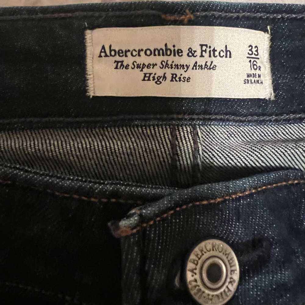 Abercrombie and Fitch Women's Super Skinny High Rise Jeans in dark wash. - Picture 4 of 8